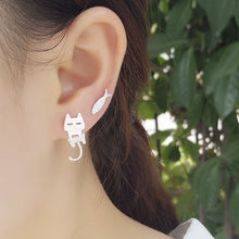 Lataa kuva Galleria-katseluun, Cat And Fish Stud Earrings
